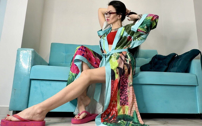 Julia domaina: Jag har på mig underkläder och en sidensatinrock.