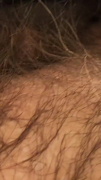 Une grosse bite noire baise une MILF infidèle qui squirte