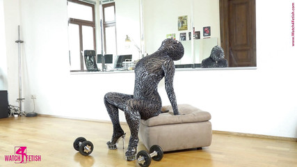 Fem Latex: Sportovní cvičení v latexu a zentai