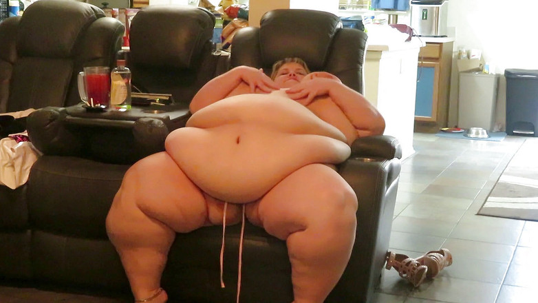 BBW nurse Vicki adventures with friends: Ssbbw Lucki Lexxi si tře její velké břicho pro