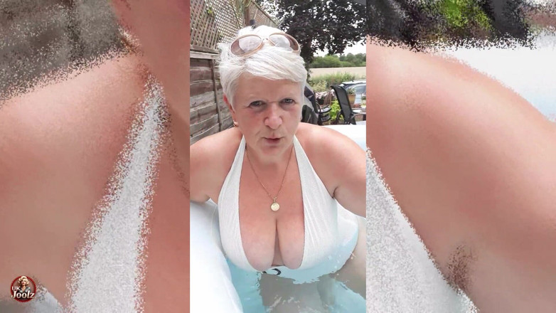 Uk Joolz: Aku lagi ngerjain baju renang baruku