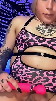 Tätowiertes trans-mädchen benutzt spielzeug in ihrem arsch und auf ihrem schwanz, ein schöner cumshot