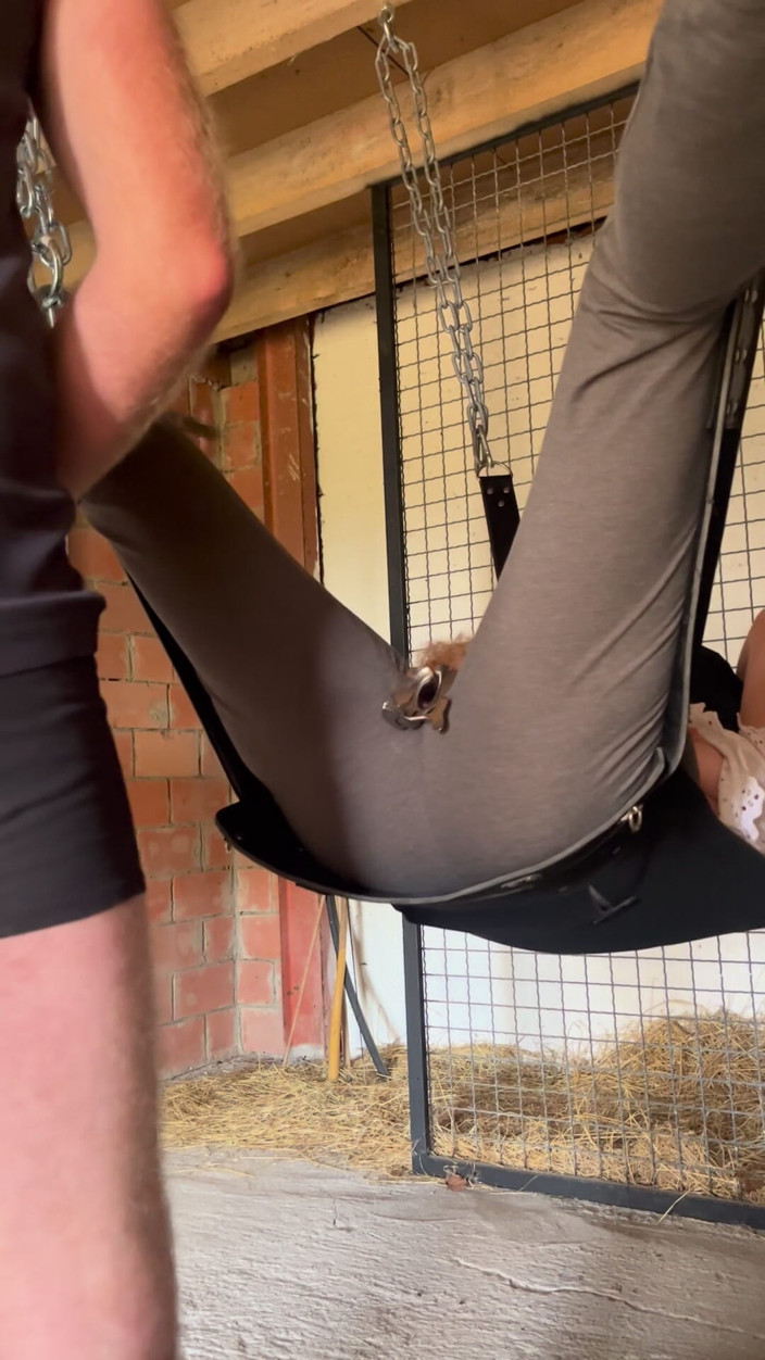 Farmer-Farmgirl: In Haar Kut Geplast Door Een Speculum - Geblinddoekte Slet Farmgirl...