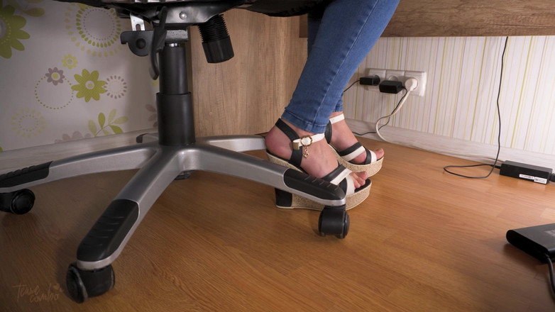 Teasecombo 4K: 하이힐을 신고 섹시한 발을 괴롭히는 핫한 비서 엿보기