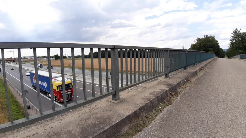 sweetfeet29: 橋の上で下着姿