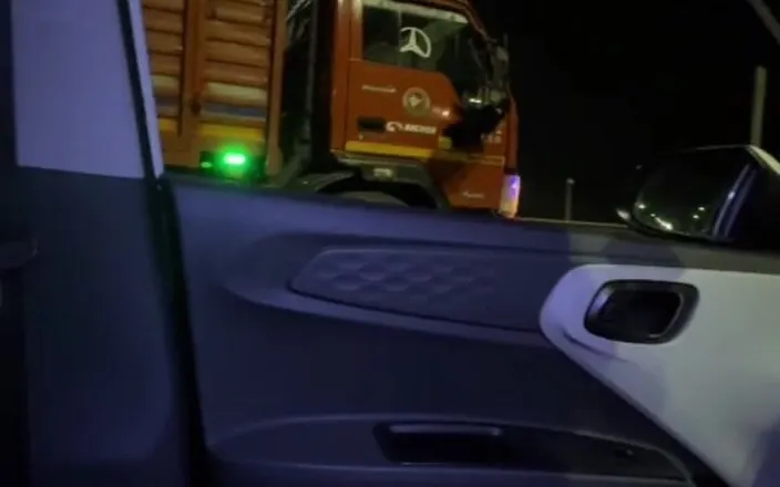 Indian Couplexx: Desi Wife Flashing to Truckers and Sucking on Highway