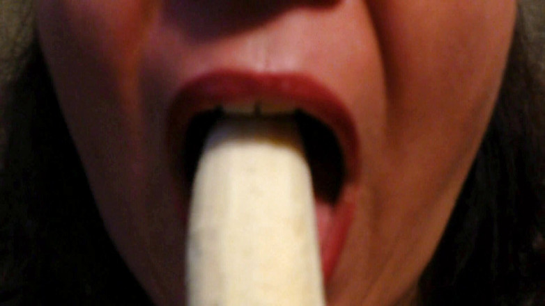 Lily Lipstixxx: 香蕉吞精，不是吐口水！