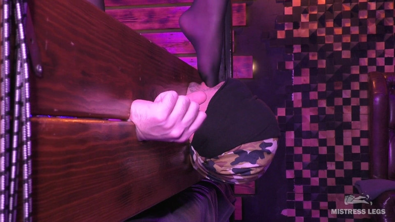 Mistress Legs: Paní šlapání a dávení nohou svého otroka v černých silonkách