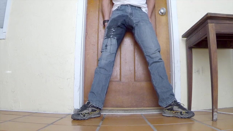 Lapetus: Wanhopig in mijn spijkerbroek pissen op de veranda