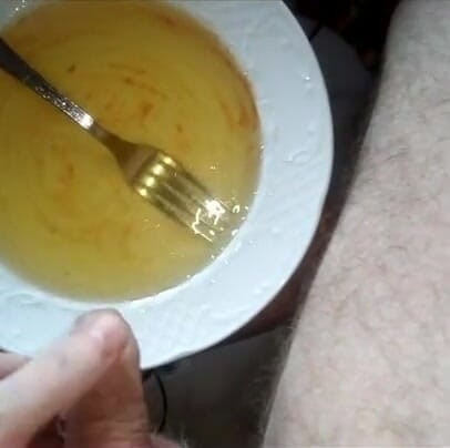 Sex hub male: John sta pisciando tutto su due piatti