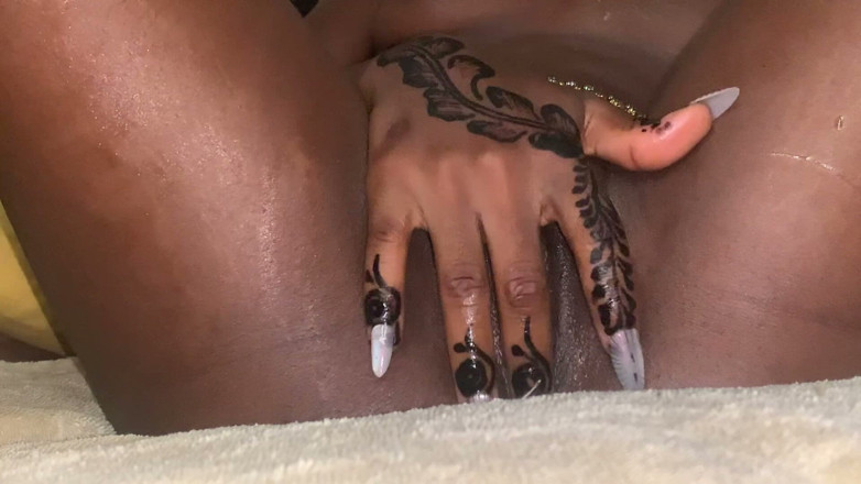 Browngurl234: Hot Ebony Babe Browngurl234 Having Alone Time Masturbating