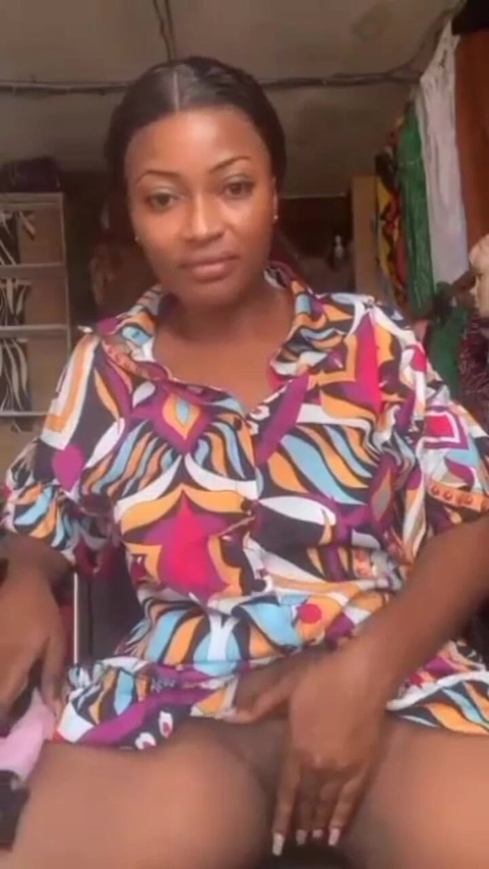 Me and my new slut: Offentlig onani av en kåt mamma som spelar sin feta...