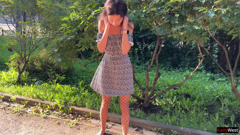 Katty West: Masturbace - dívka se dotýká kundičky kolíkem v zadku a čůrá na...