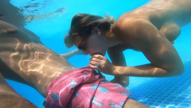 Mya Lane: 在游泳池里做爱，哺乳期和被一根又大又长的鸡巴狠操！