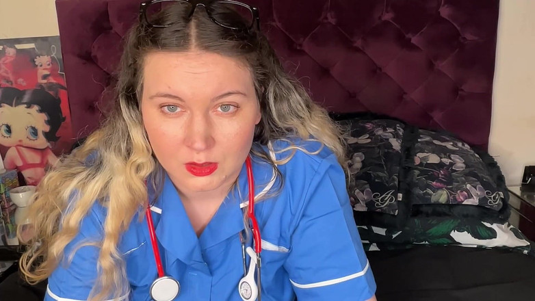 MissFFW: Hemşire iki kadın bir erkek burnunu yalıyor ve sonunda hapşırıyor