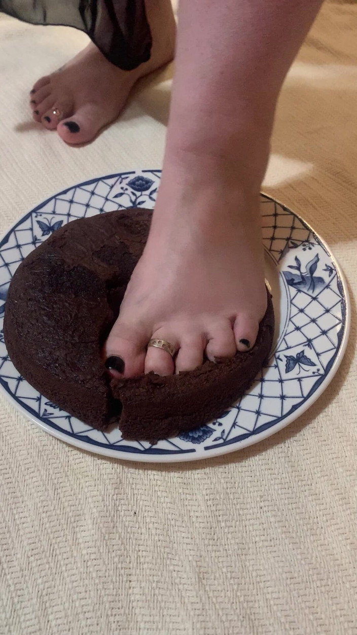 BlancaGirlBBW: Feet Feet Feet in the Cake