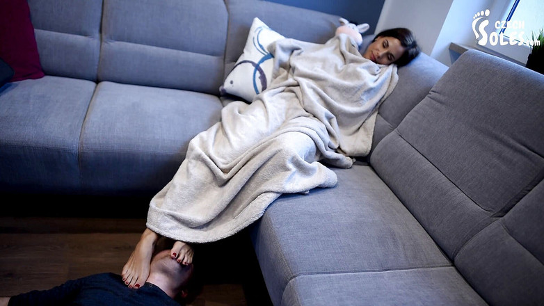 Czech Soles - foot fetish content: 새틴의 아치형 발을 숭배해