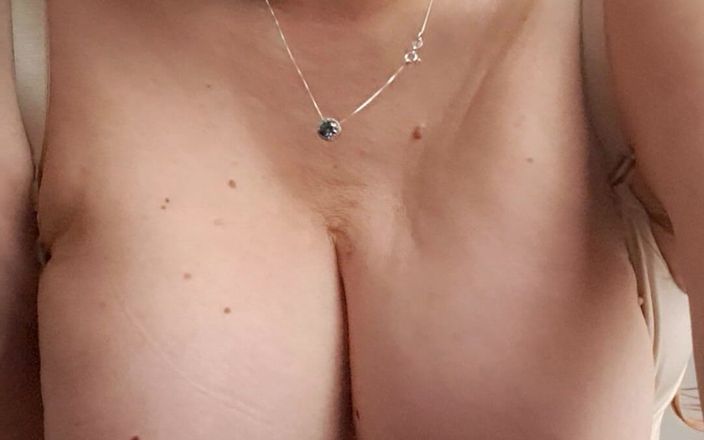 Mommy big hairy pussy: Al marito piace vedere le tette
