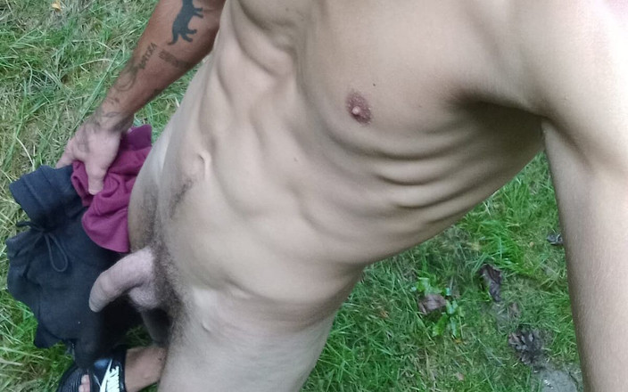 Honziklaci: 在树林里裸体散步