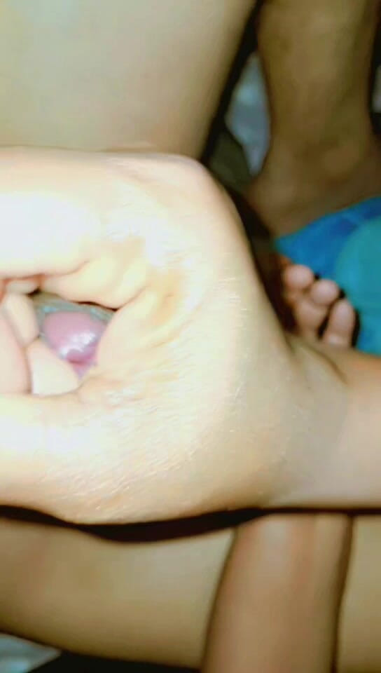 DesiNaina: Я массировал пенис моей соседки, и он эякулировал