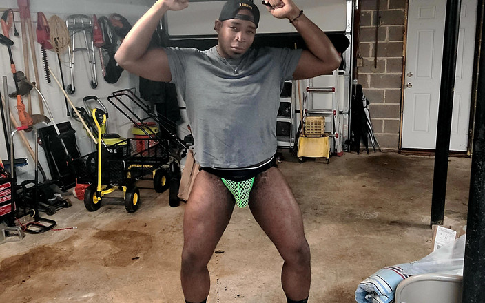 Blkbamaboi73: Sexy hengst in green mesh jockstrap tanzt und swingt riesigen...