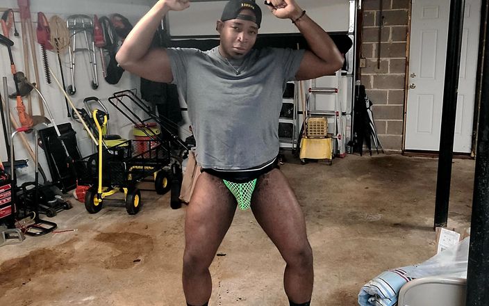 Blkbamaboi73: 穿着绿色网状 Jockstrap 跳舞和摆动巨大鸡巴的性感壮男