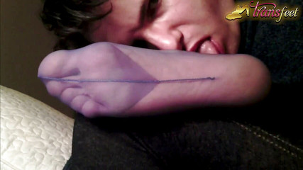 Trans and Cross-Dressers Feet: Trans menjilat kaki dalam pantyhose dan melancap