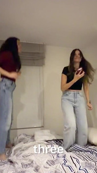 We hebben plezier met spelen in bed om te springen