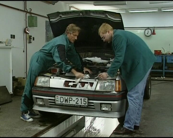 Deutsche XXX Filme: このドイツ人痴女は2人の男に同時に犯された