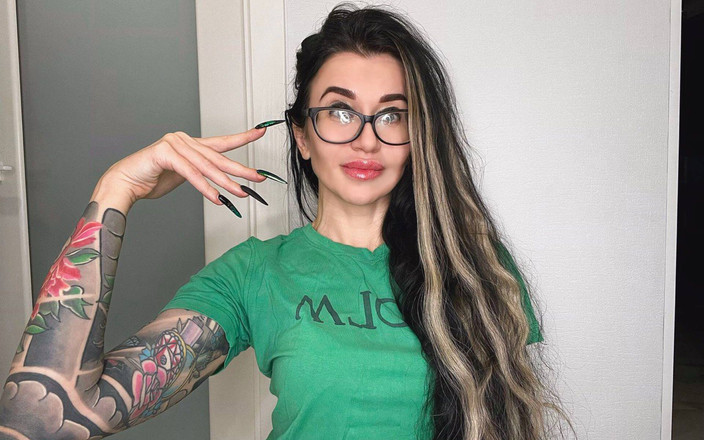 Julia domaina: Dedo estalando e chupando dedos com unhas longas verdes, cabelo...