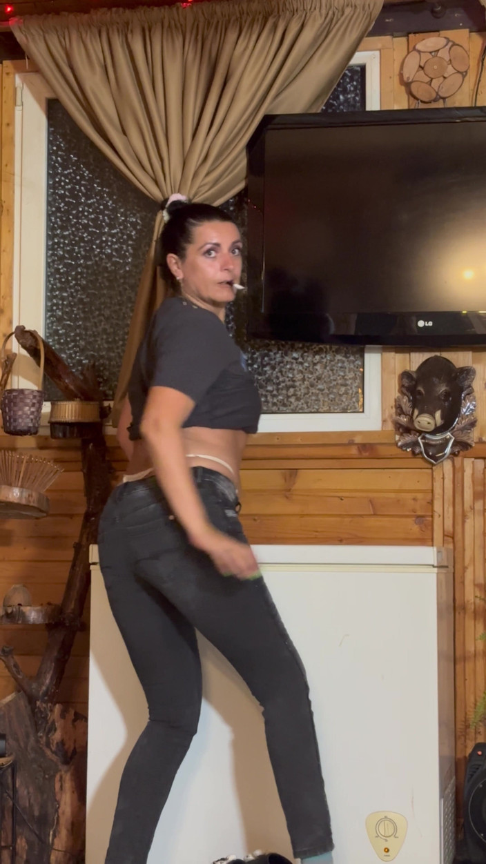 MilfyCalla: Rücken necken in jeans, weißer tanga und Zigarette