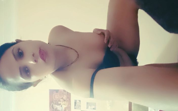 Hot Sis: 집에서 섹시한 몸매를 보여주는 배다른 여동생 누드 쇼