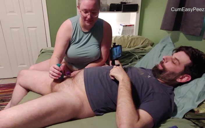 Cum and piss play fun!: Elle le fait jouir avec un jouet