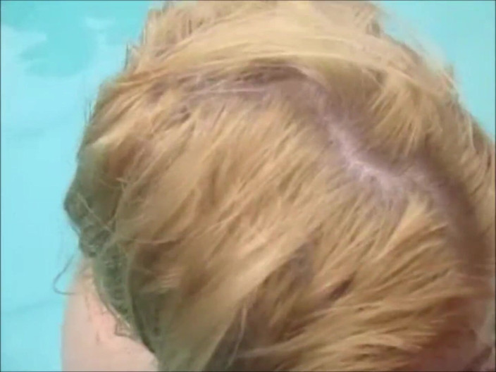 Sadee Rain: Amanda fumando en la piscina mientras chupa una polla dura...