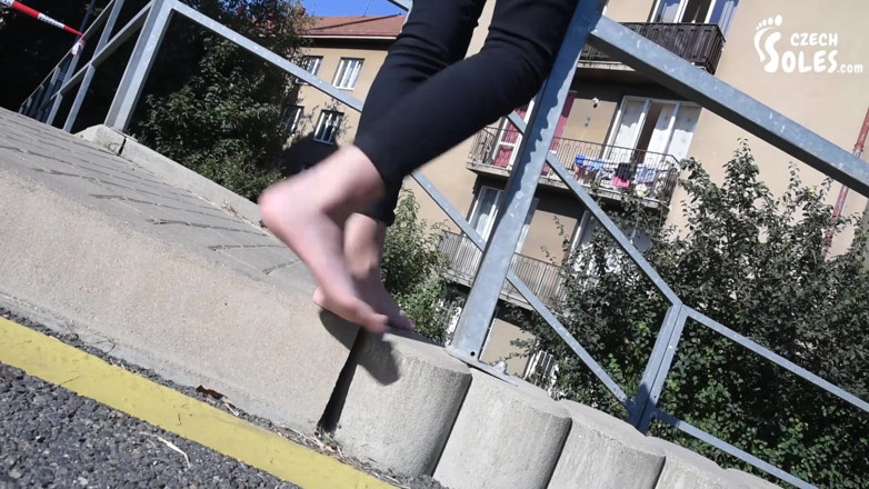 Czech Soles - foot fetish content: Bosá chůze a špinavé nohy po kolejích