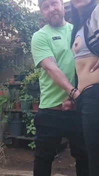 Fick meine frau auf dem fountain, damit die Nneighurs zuschauen können