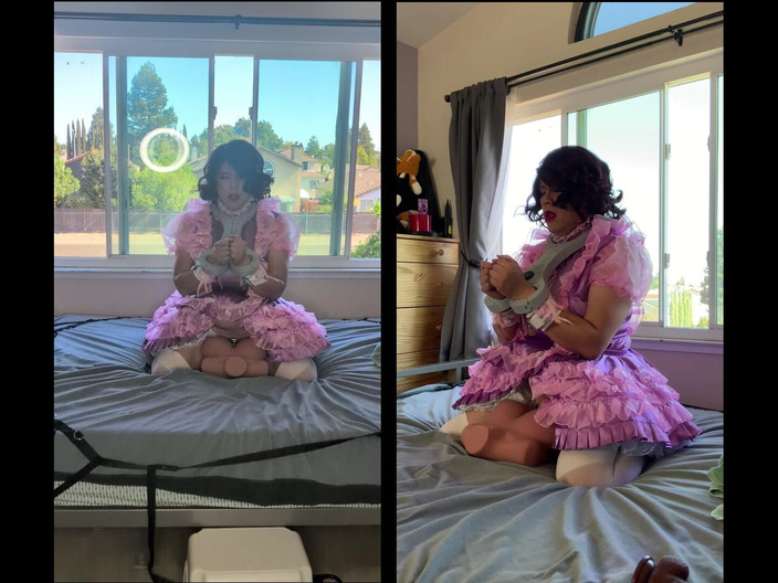 Sissy Candy: 粉红色的缎面娘娘腔女仆骑乘她的成人娃娃玩具被锁