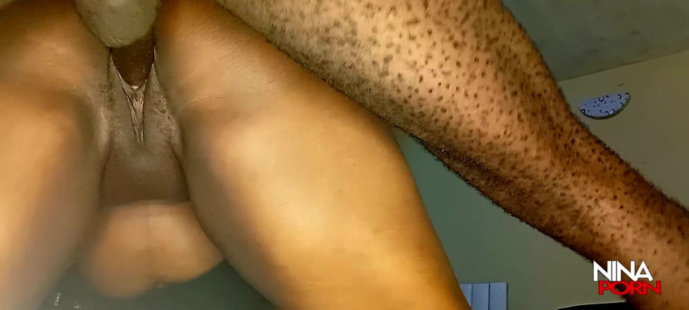 Nina simons: Une chatte noire se fait baiser de près en POV