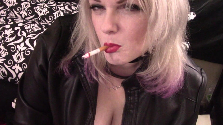 Smoke Temptress Annie Vox - Smoking Fetish: Marlboro red dangling smoke