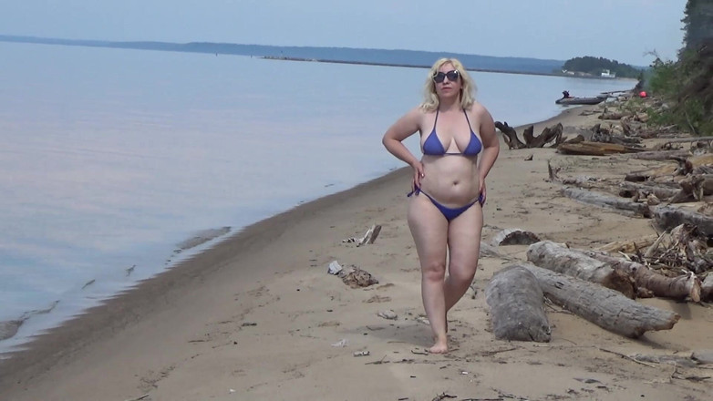 RedRoseRus: MILF Gostosa Na Praia Seduz Com Maiô E Bunda Nua