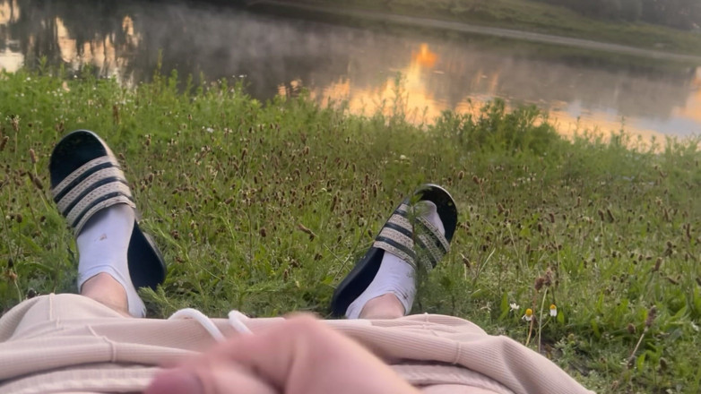 Riskiedik: Playing in the Morning at a Lake