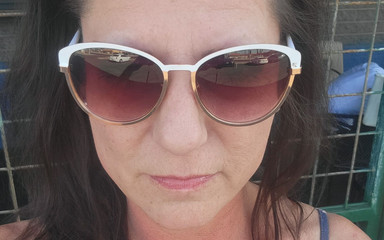 EliteLadyS: Freche amerikanische MILF spielt im Stall an der bar