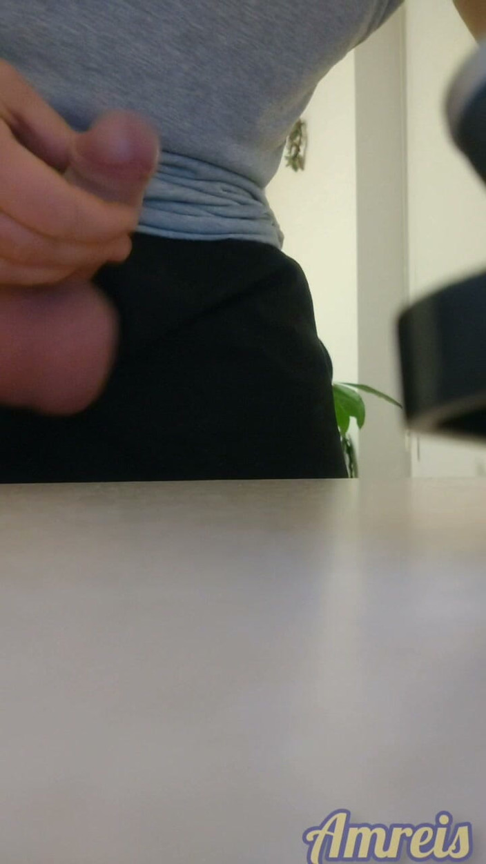 Amreis: Me apresuro a casa después del trabajo para masturbarme.