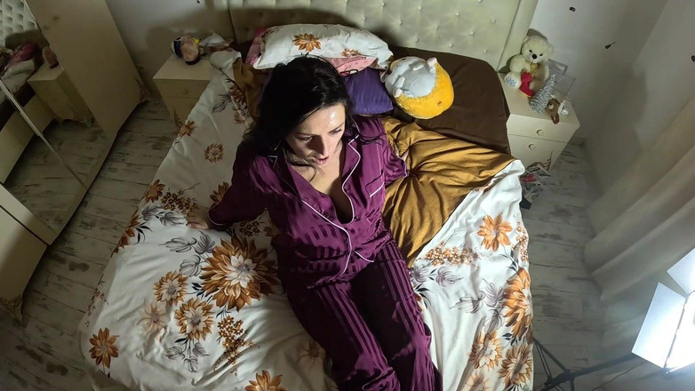 MilfyCalla: Oddech w satynowej piżamie - opuchnięta policzki, czerwona twarz i intensywna...