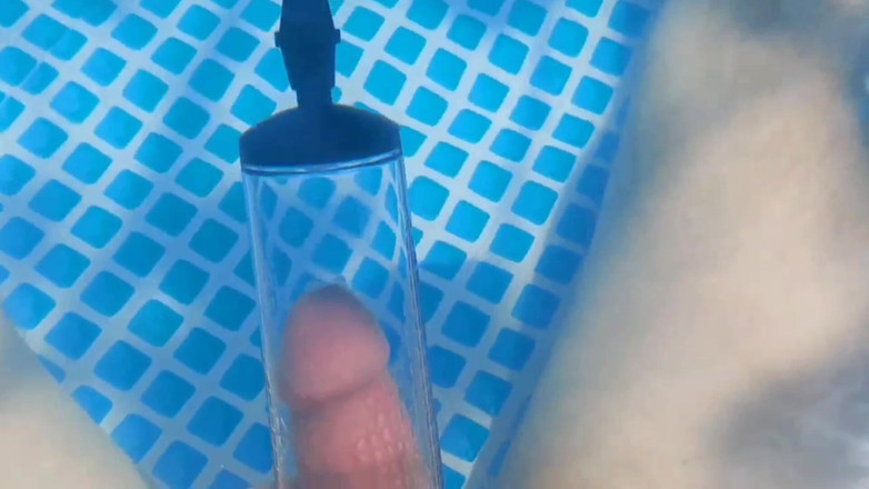 Kitty_Cross: Une femboy espiègle montre sa routine matinale dans un miroir...