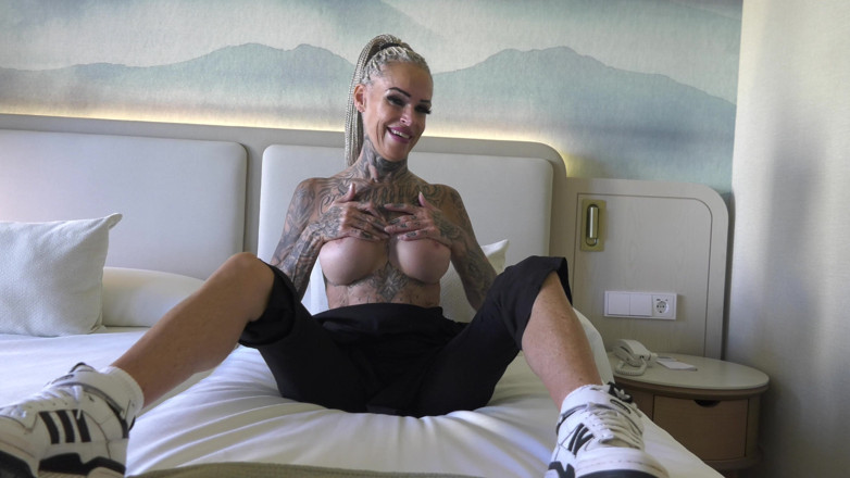 Deutsche Amateur Pornos: Tattooed MILF Gets Soaked in Cum After Wild Ride