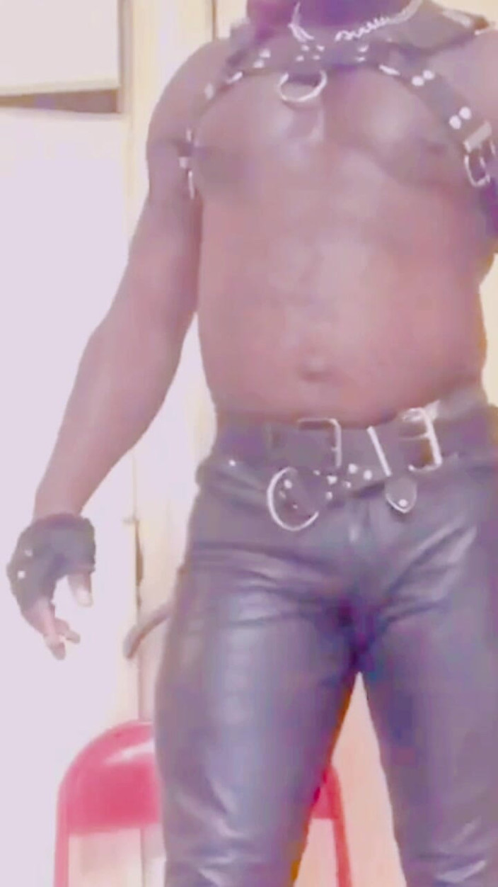 Black smoking muscle stepdad: Leder Rauchender Papi Mit Dickem Arsch