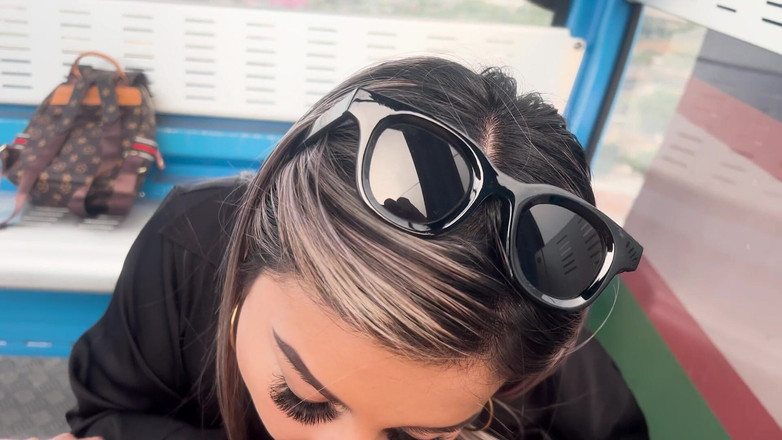 Naty Delgado: 내 도시에서 케이블카를 타는 동안 의붓여동생의 절친에게 야외에서 섹스하고 자지를 빨아! Naty Delgado &amp; Brian Evans