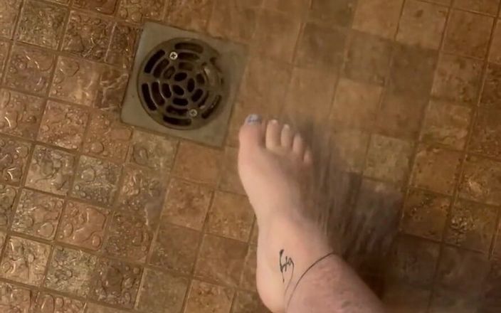Red&#039;s house: Shower Time with My Foots