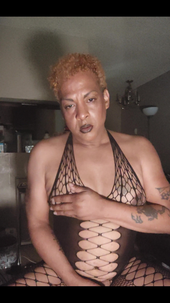 KNKY Bee: Ovviamente il cazzo della mia ragazza lavora e io lo...